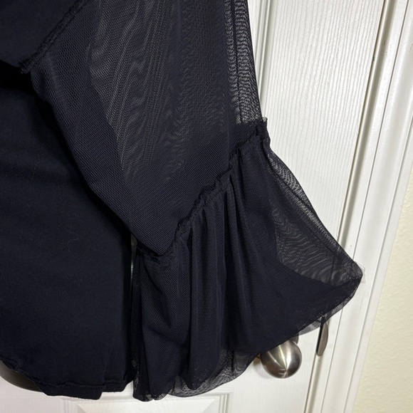 Free People Elegant Black Women's Top with Flared Bell Sleeves Sz Medium - Picture 2 of 5